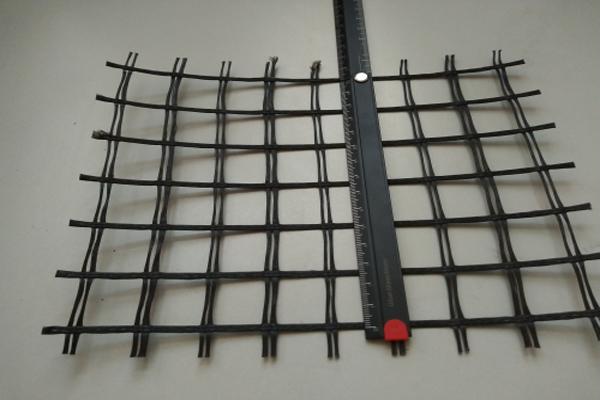 在路基中使用土工格柵的作用有哪些呢？