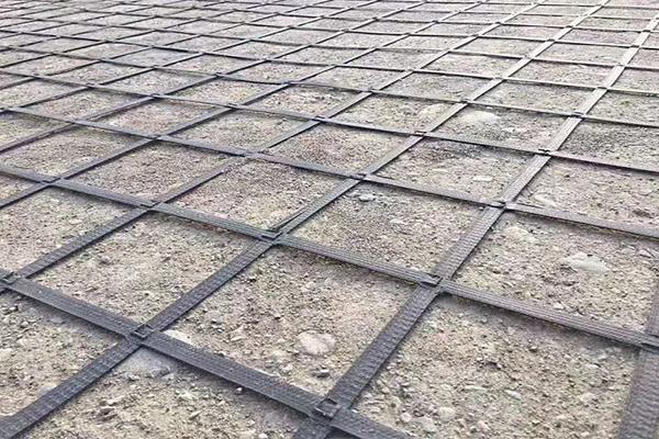 高韌性聚酯紗線集束土工格柵是怎么制作的呢？